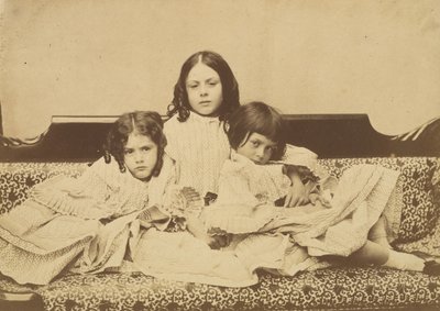 Edith, Ina og Alice Liddell på en sofa, sommeren 1858. av Lewis Carroll
