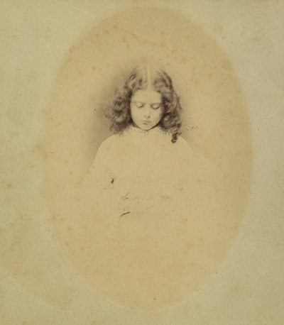Edith Liddell sitter ved siden av en vase med revehansker, 1860. av Lewis Carroll