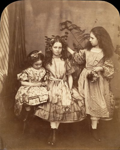Flora Rankin, Irene MacDonald og Mary Josephine MacDonald på Elm Lodge, juli 1863. av Lewis Carroll