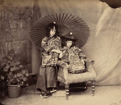 Lorina og Alice Liddell i kinesisk kjole, 1860. av Lewis Carroll