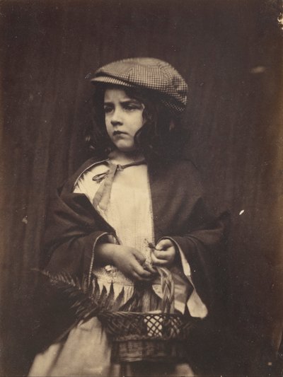 Ung jente holder en kurv av Lewis Carroll