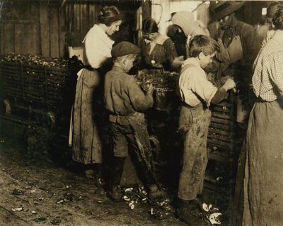 10 år gamle Jimmie som har kastet 3 år (6 potter om dagen) med en 11 år gammel gutt som kaster 7 potter hos Varn und Platt Canning Co., Bluffton, South Carolina, 1913 av Lewis Wickes Hine