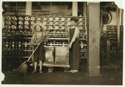12 år gamle doffer Ronald Webb og 7 år gamle Frank Robinson, sønn av cardroom-sjefen, som feier og fjerner (rydder hele spoler) ved Roanoke Cotton Mills, Virginia, 1911 av Lewis Wickes Hine