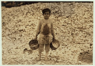 5 år gamle migrant rekeplukker Manuel foran en haug med østersskjell, jobber i et andre år i Dunbar, Lopez, Dukate Company, Biloxi, Mississippi, 1911 av Lewis Wickes Hine