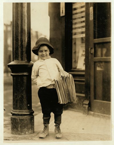 6 år gammel avisgutt, kjent som Little Fattie og bare 3 fot 4 ins høy, har jobbet i et år i St. Louis, Missouri, 1910 av Lewis Wickes Hine