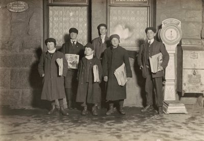 Kl. 20.30. Gruppe av avisgutter som selger ved stasjonen, Hartford, Connecticut. Den minste gutten er 11 år gammel. av Lewis Wickes Hine