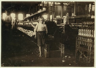 8 år gamle Leo, bare 4 fot høy, plukker opp spoler for 15 cent om dagen ved Elk Cotton Mills, Fayetteville, Tennessee, 1910 av Lewis Wickes Hine