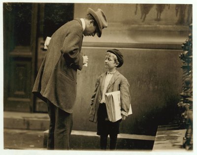 Den 8 år gamle avisgutten Michael McNelis, som nettopp hadde kommet seg etter sitt andre anfall med lungebetennelse, solgte papirer i en regnstorm, Philadelphia, Pennsylvania, 1910 av Lewis Wickes Hine