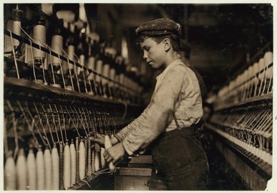En doffer erstatter hele spoler ved Globe Cotton Mill, Augusta, Georgia, 1909 av Lewis Wickes Hine