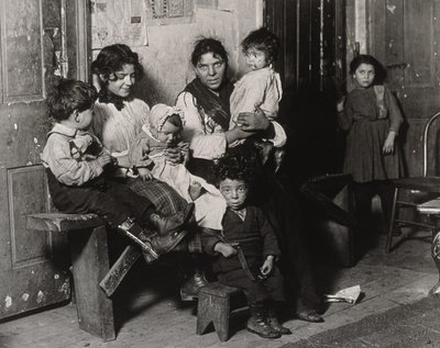 Et italiensk hjem nær Hull House, Chicago, 1910 av Lewis Wickes Hine