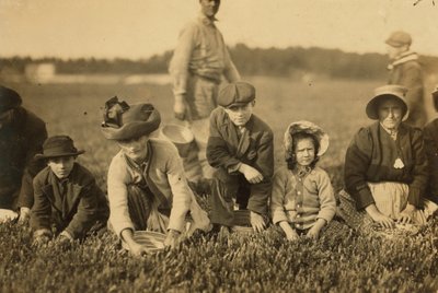 Annette Roy sies å være 7 og Napoleon Ruel sies å være 9 og plukket tyttebær ved Smart