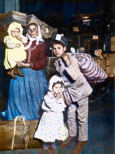Ankomst av en familie med italienske immigranter til Ellis Island (New York) i USA i 1905. av Lewis Wickes Hine