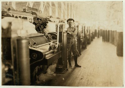 Guttefeier ved kardemaskiner ved Lincoln Cotton Mills, Evansville, Indiana i strømpefot på et glatt gulv, 1908 av Lewis Wickes Hine