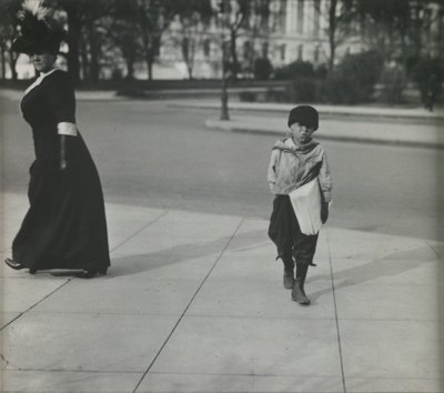 Gutt med avis, Washington, D.C. av Lewis Wickes Hine