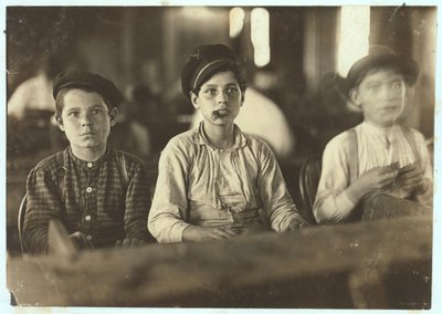 Gutter som lager sigarer i Englehardt und Co, Tampa, Florida, 1909 av Lewis Wickes Hine