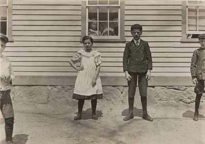 Edward St. Germain og hans søster Delia, møllearbeidere, Phoenix, Rhode Island, april 1909, 3379. av Lewis Wickes Hine