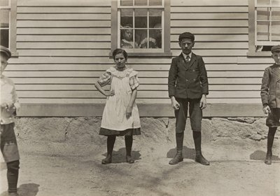 Edward St. Germain og søsteren Delia, møllearbeidere, Phoenix, Rhode Island, april 1909 av Lewis Wickes Hine