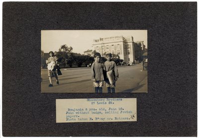 Eisenberg Brothers, 27 Lewis Street, New York City, ca. 1910-13 av Lewis Wickes Hine