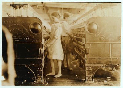 Elsie og Sadie som jobbet ved Yazoo City Yarn Mills, Mississippi sa at de var 13 år gamle, 1911 av Lewis Wickes Hine