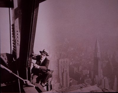 Empire State Building under bygging, viser en inspektør som sjekker arbeid av Lewis Wickes Hine