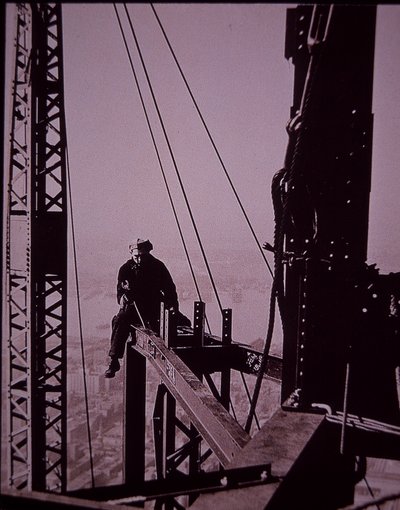 Empire State Building under bygging, viser bolter med skiftenøkkel av Lewis Wickes Hine