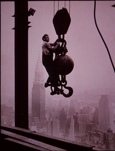 Empire State Building under bygging, viser medlem av boretårn-mannskapet av Lewis Wickes Hine