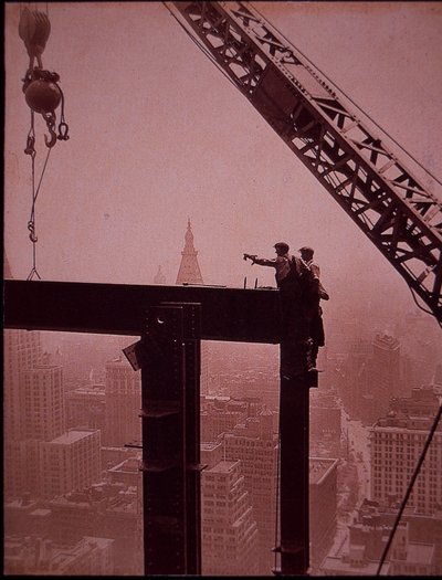 Empire State Building under bygging, viser plassering av stålbjelke av Lewis Wickes Hine
