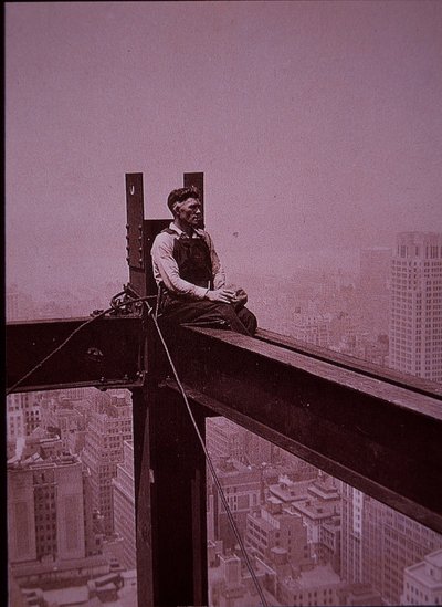 Empire State Building under bygging, viser en arbeider som tar en pause av Lewis Wickes Hine
