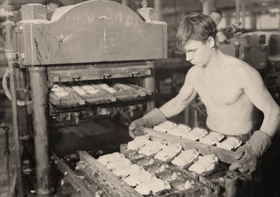 Fabrikkarbeider ved Paragon Rubber Company, Massachusetts. 1936 av Lewis Wickes Hine