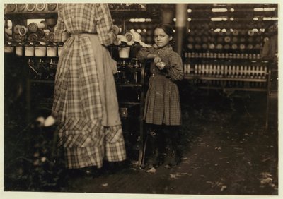 Fannie, 48 tommer høy, 7 år gammel, et av 19 barn som hjelper søsteren hennes i Elk Mills, Fayetteville, Tennessee, 1910 av Lewis Wickes Hine
