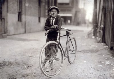 Femten år gammel messenger-gutt som jobber for Mackay Telegraph Company, Waco, Texas, 1913 av Lewis Wickes Hine