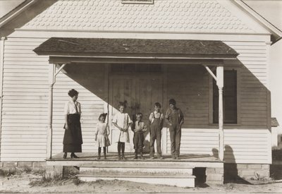 Fem elever til stede ved skole nr. 6, distrikt 3, Fort Michigan, Colorado, 1915 av Lewis Wickes Hine