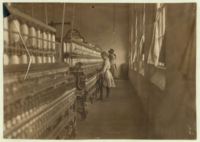 Hattie Hunter, en spinner i Lancaster Cotton Mills, South Carolina, hvor hun har jobbet i 3 år, 1908 av Lewis Wickes Hine