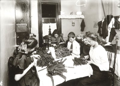 Hjemmearbeid (fremstilling av strømpebånd) av Lewis Wickes Hine