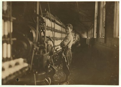 John Dempsey, 11 eller 12 år gammel, lørdagsarbeider i muldyrspinnrommet ved Jackson Mill, Fiskeville, Rhode Island, 1909 av Lewis Wickes Hine