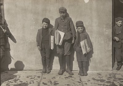 John Pento, 14 år, Daniel og Angelo Pento, 7 år, selger aviser..., 3348. av Lewis Wickes Hine