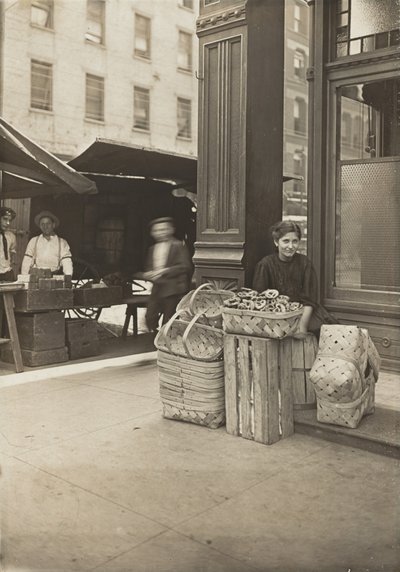 Lena Lochiavo - 11 år gammel, kurv- og kringleselger, på Sixth Street Market foran salongen av Lewis Wickes Hine