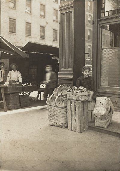 Lena Lochiavo, 11 år gammel, kurv- og kringleselger, på Sixth Street-markedet foran salongens inngang, Cincinnati, Ohio, august 1908 (gelatinsølvtrykk) av Lewis Wickes Hine