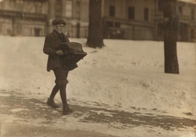 Louis A. Caulfield, 16 år, på Boston Common leverer en tung skrivemaskin omtrent 12 mil for Model Typewriter Inspection Co. som tjener $6 i uken, 1917 av Lewis Wickes Hine