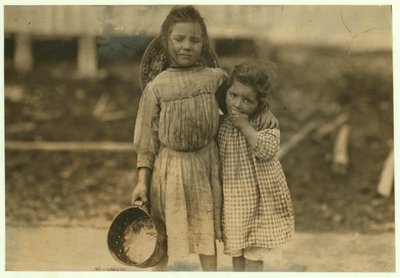 Maud og Grade Daly, 5 og 3 år gamle plukker omtrent en pott med reker hver dag for Peerless Oyster Company, Bay St. Louis, Mississippi, 1911 av Lewis Wickes Hine