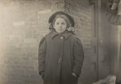 Mery Horn, en pukkeltilstand forverret av den tunge lasten med papirer hun bar. Hartford, Connecticut, mars 1909 av Lewis Wickes Hine