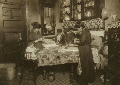Fru Mette og barna hennes (Josephine 13, Nicholas 6 og Johnnie 8 tjener til sammen bare 40-50 cent om dagen) lager blomster i en skitten leiegård i New York, 1911 av Lewis Wickes Hine