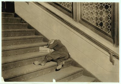 Newsboy sov med papirene sine i Jersey City, New Jersey, 1912 av Lewis Wickes Hine