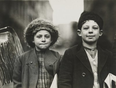 Newsies, Newark, New Jersey, desember 1909 (gelatinsølvtrykk) av Lewis Wickes Hine