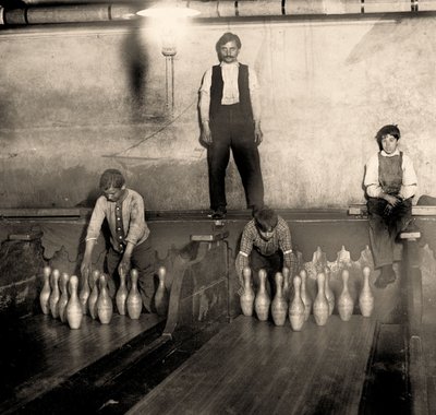 Pinboys in a Subway bowlinghall, 65 South Street, Brooklyn. New York. 1910 av Lewis Wickes Hine