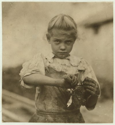 Rosie, 7 år gammel, analfabet, jobbet det andre året som østers-shucker ved Varn und Platt Canning Company, Bluffton, South Carolina, 1913 av Lewis Wickes Hine