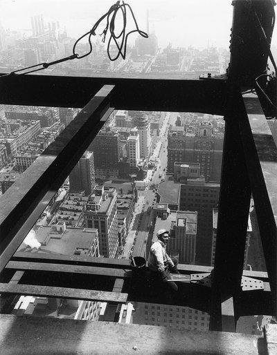 Sitting on Beam, Empire State Building, 1930-tallet av Lewis Wickes Hine
