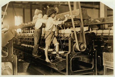 Små gutter som klatrer på spinnende ramme for å reparere ødelagte tråder og erstatte tomme spoler ved Bibb Mill, Macon, Georgia, 1909 av Lewis Wickes Hine