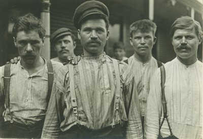 Stålarbeidere ved Russian Boarding House, Homestead, Pennsylvania, 1907-8 (gelatinsølvtrykk) av Lewis Wickes Hine