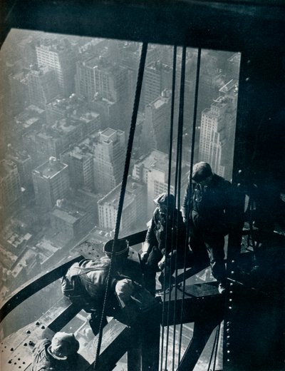 De siste stadiene av masten, gaten er en kvart mil nedenfor, c1931 av Lewis Wickes Hine